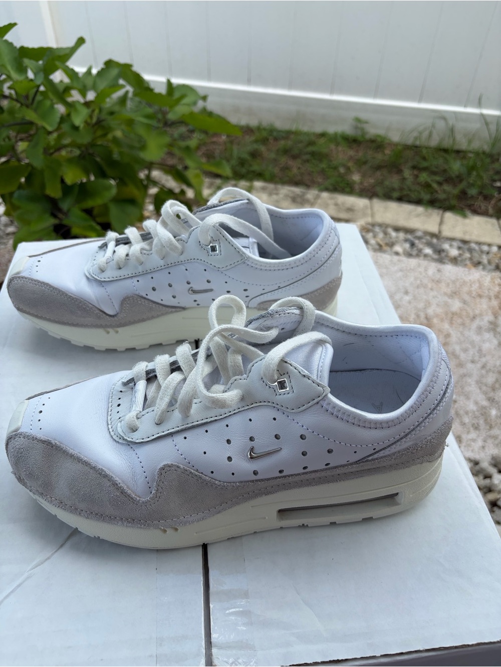 Nike Air Max Jaquemous límite edition White and Light Gray Low-Top Sneakers